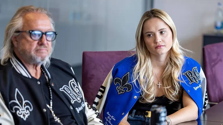 Robert und Davina Geiss schauen in die Ferne