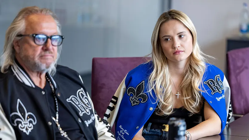 Robert und Davina Geiss schauen in die Ferne