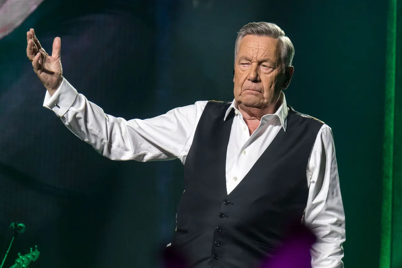 Die Wahrheit über Roland Kaisers Krankheit Roland Kaiser wollte sich immer von seiner starken Seite zeigen. Doch irgendwann konnte er die Wahrheit nicht mehr verbergen. - Foto: IMAGO / Scherf