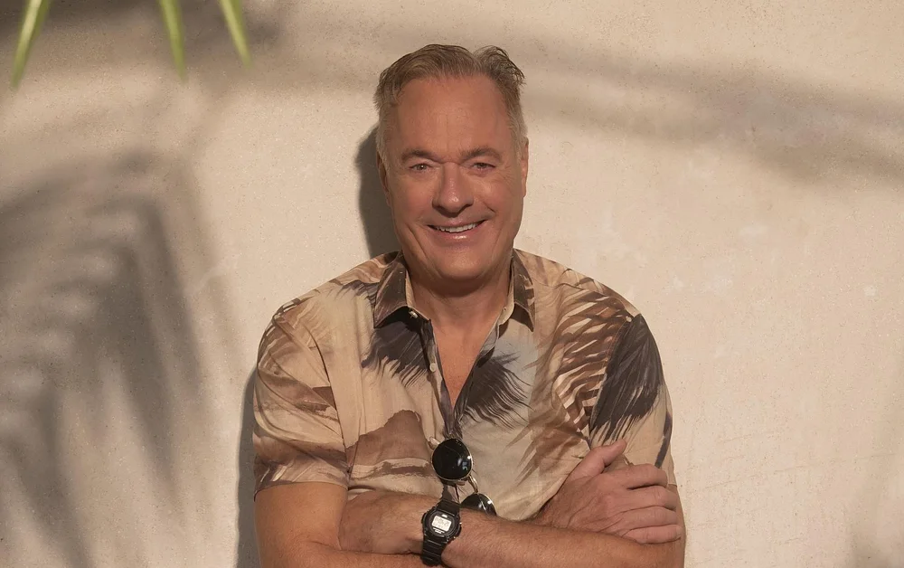 Ronald Schill lächelt mit verschränkten Armen in einem kurzärmligen Hemd. Ronald Schill lächelt mit verschränkten Armen in einem kurzärmligen Hemd.