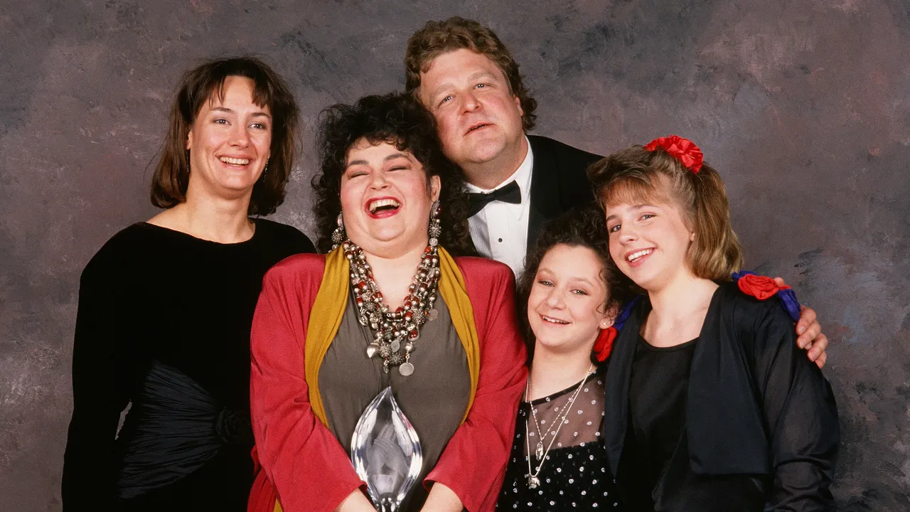 Alicia Goranson als "Becky Conner" mit ihrer Filmfamilie in "Roseanne"