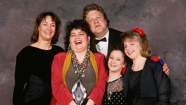 Alicia Goranson als "Becky Conner" mit ihrer Filmfamilie in "Roseanne"