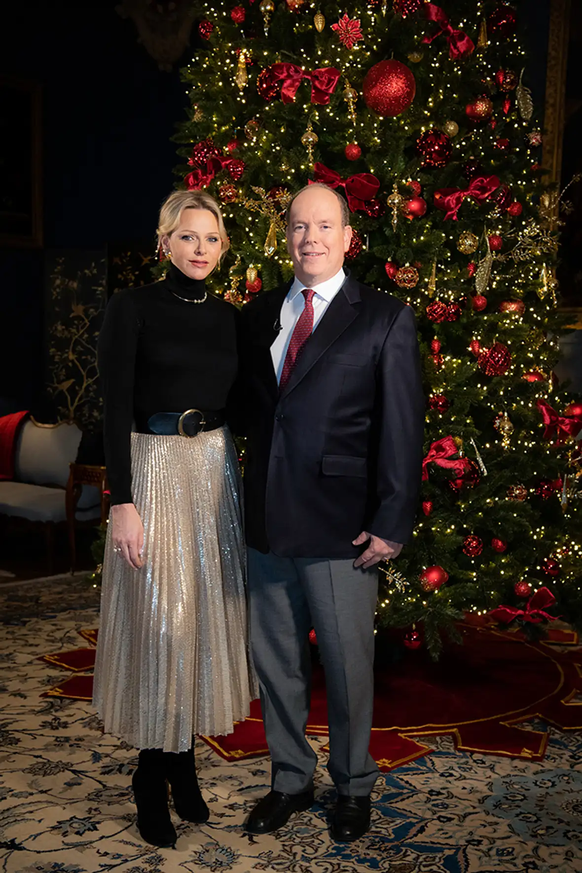 Fürstin Charléne (46) und Fürst Albert II. (66) von Monaco vor einem festlich geschmückten Weihnachtsbaum Fürstin Charléne (46) und Fürst Albert II. (66) von Monaco vor einem festlich geschmückten Weihnachtsbaum