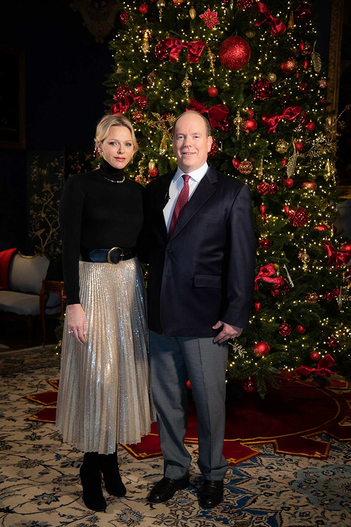 Fürstin Charléne (46) und Fürst Albert II. (66) von Monaco vor einem festlich geschmückten Weihnachtsbaum