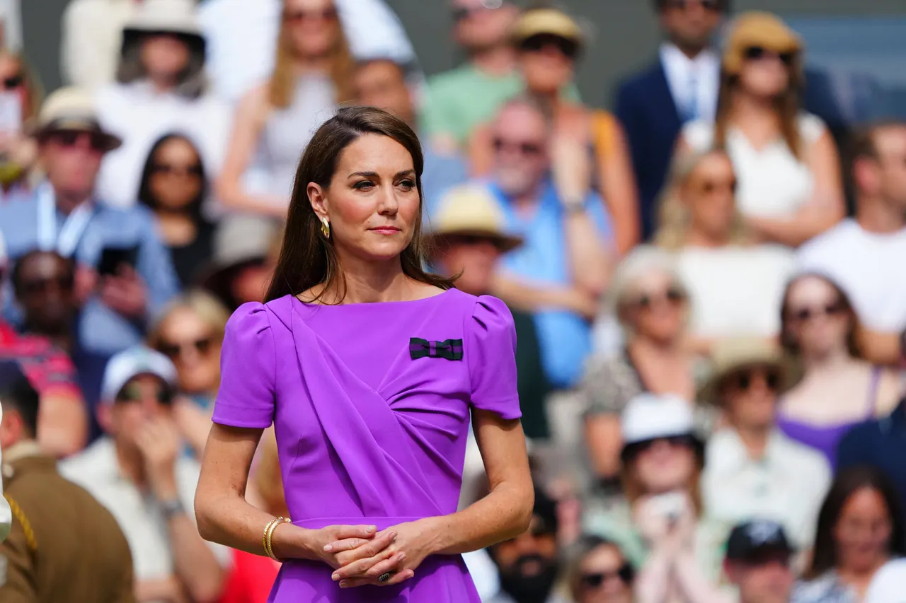 royals prinzessin kate krebs wie geht es prinzessin kate imago1047454868h Herzogin Kate in einem lila Kleid - sie schaut in die Ferne. - Foto: IMAGO / Photo News