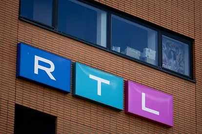 Logo von RTL an einer Hauswand.