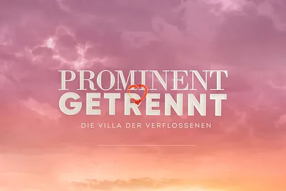 Ein Himmel mit bunten Wolken, davor der Schriftzug "Prominent Getrennt - Die Villa der Verflossenen".