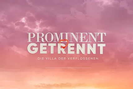Ein Himmel mit bunten Wolken, davor der Schriftzug "Prominent Getrennt - Die Villa der Verflossenen".