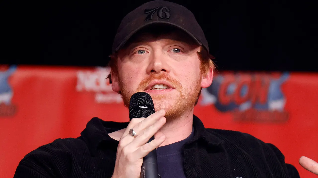 rupert-grint-dortmund-imago196079946 Schauspieler Rupert Grint mit schwarzer Kappe am Mikro - Foto: IMAGO / Panama Pictures