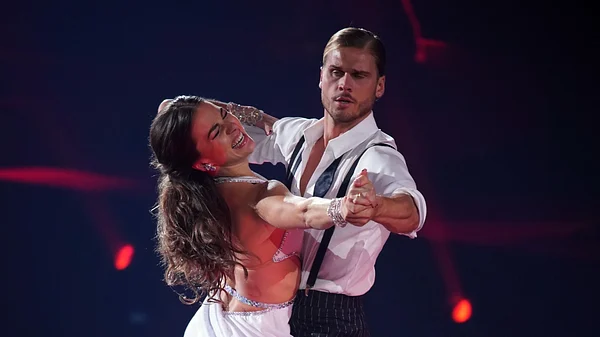 Rúrik Gíslason und Renata Lusin