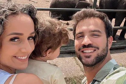 Ein Foto aus glücklichen Zeiten: Yasin und Samira lächeln in die Kamera.