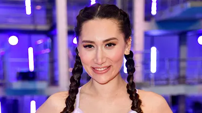 Samira Yavuz lächelt in die Kamera & startet Neuanfang