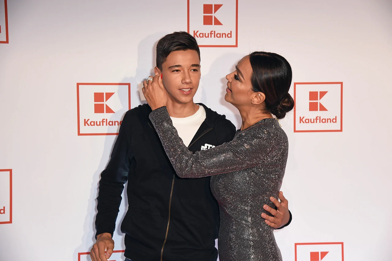 san diego pooth verona pooth imago0095288283h Verona und Sohn Diego vor Fotowand - Foto: Imago
