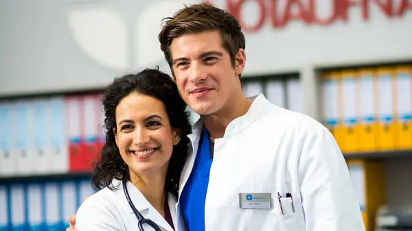 Sanam Afrashteh als Dr. Leyla Sherbaz und Philipp Danne als Ben Ahlbeck