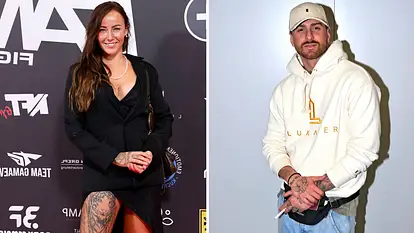Sandra links im schwarzen Abendkleid mit Tattoos auf Hand und Beinen, rechts Gigi mit weißem Hoodie, Jeans und beiger Cap