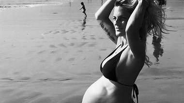 Sandy Mölling: Baby-Kugel im Bikini - Foto: Facebook / Sandy Mölling