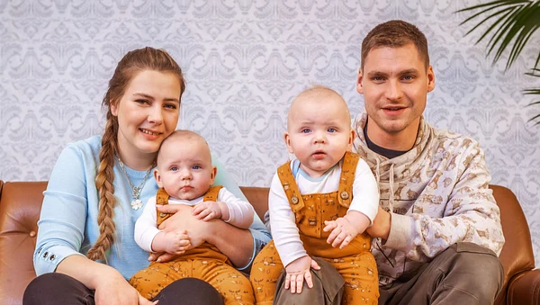 Sarafina und Peter Wollny mit den Zwilingen