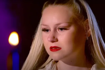 Sarah-Jane Wollny schaut traurig in die Ferne.