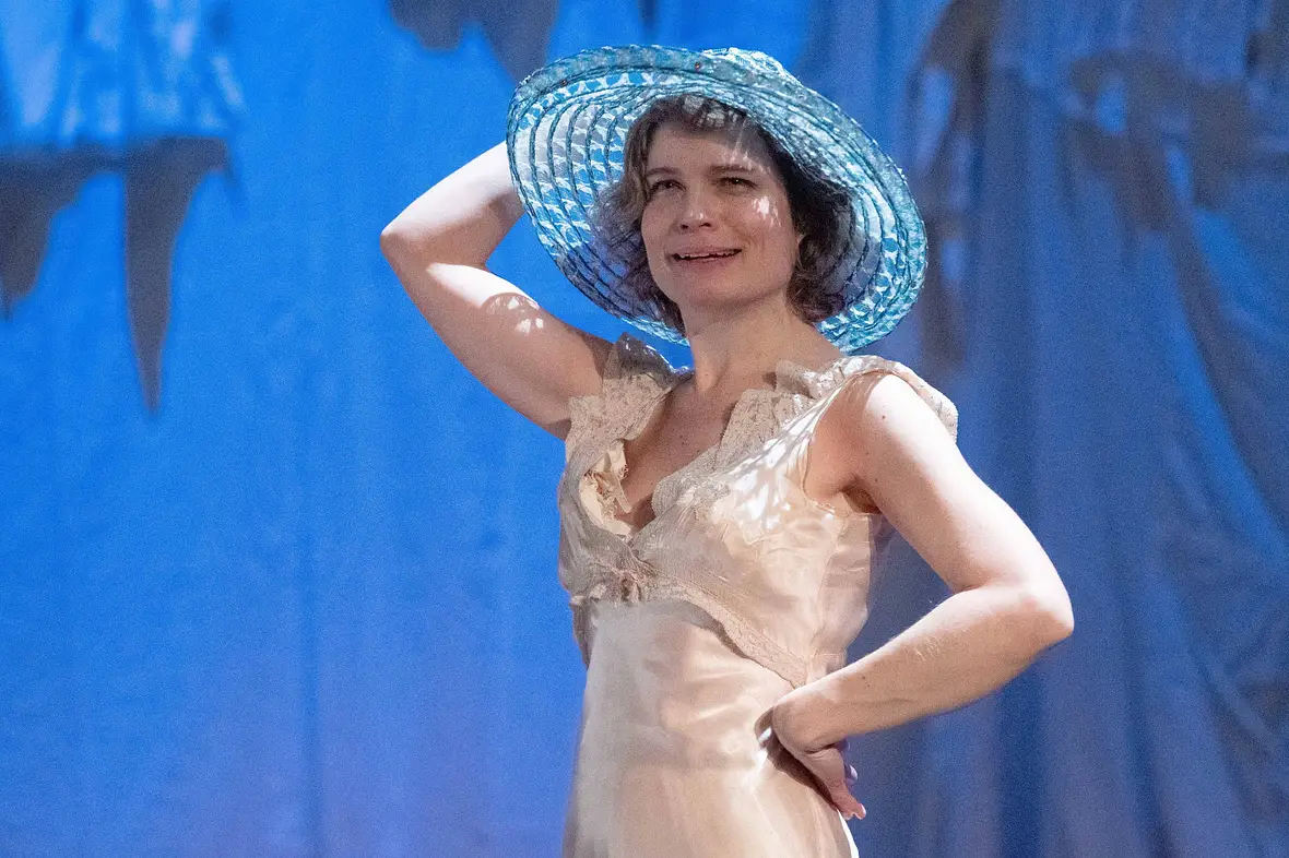 Sarah Biasini 2020 in "La Megere Apprivoisee" am Artistic Theatre in Paris. Sarah Biasini 2020 in "La Megere Apprivoisee" am Artistic Theatre in Paris.