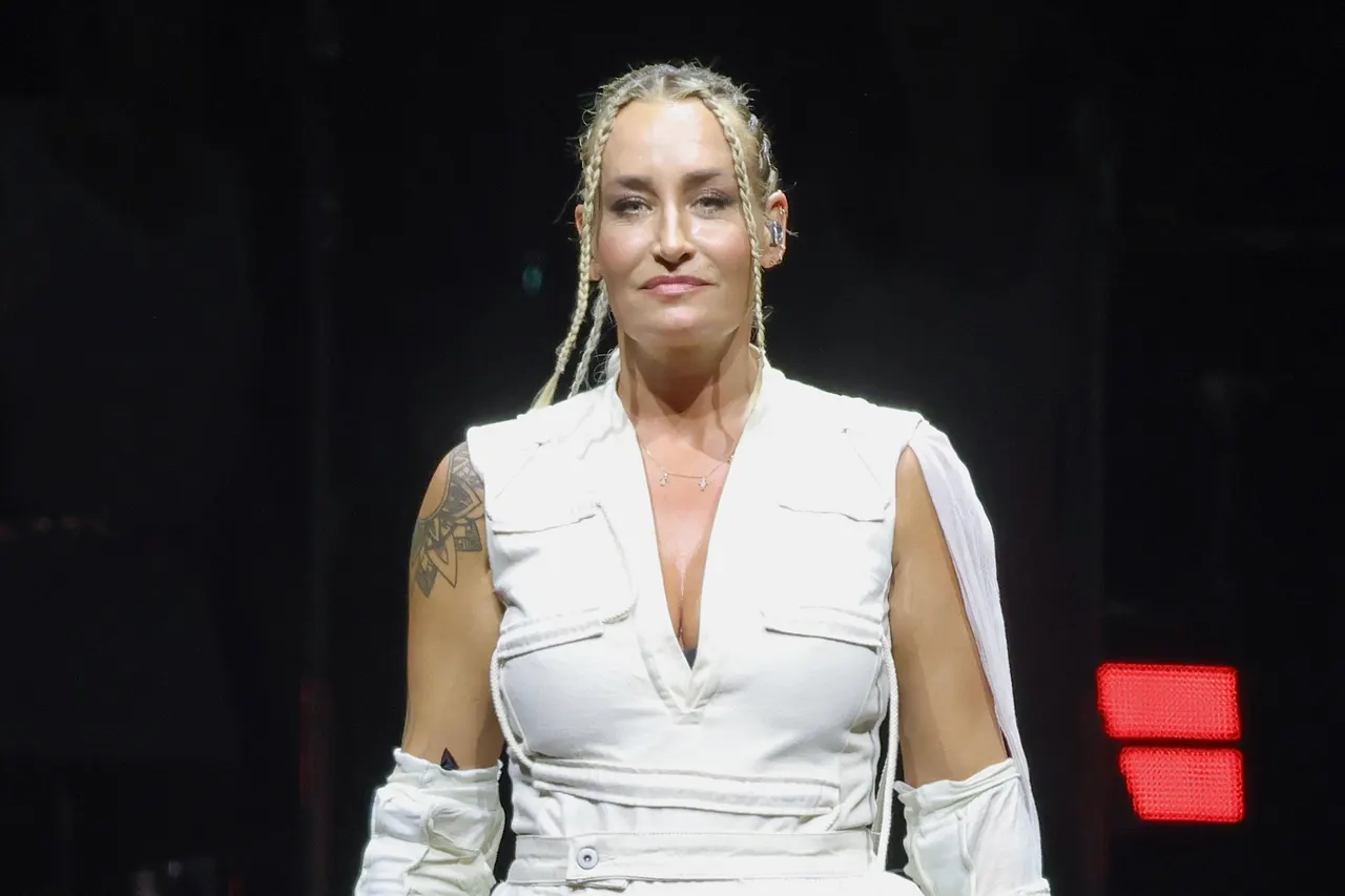Sarah Connor im weißen Outfit auf der Bühne - Foto: IMAGO / Berlinfoto Sarah Connor im weißen Outfit auf der Bühne
