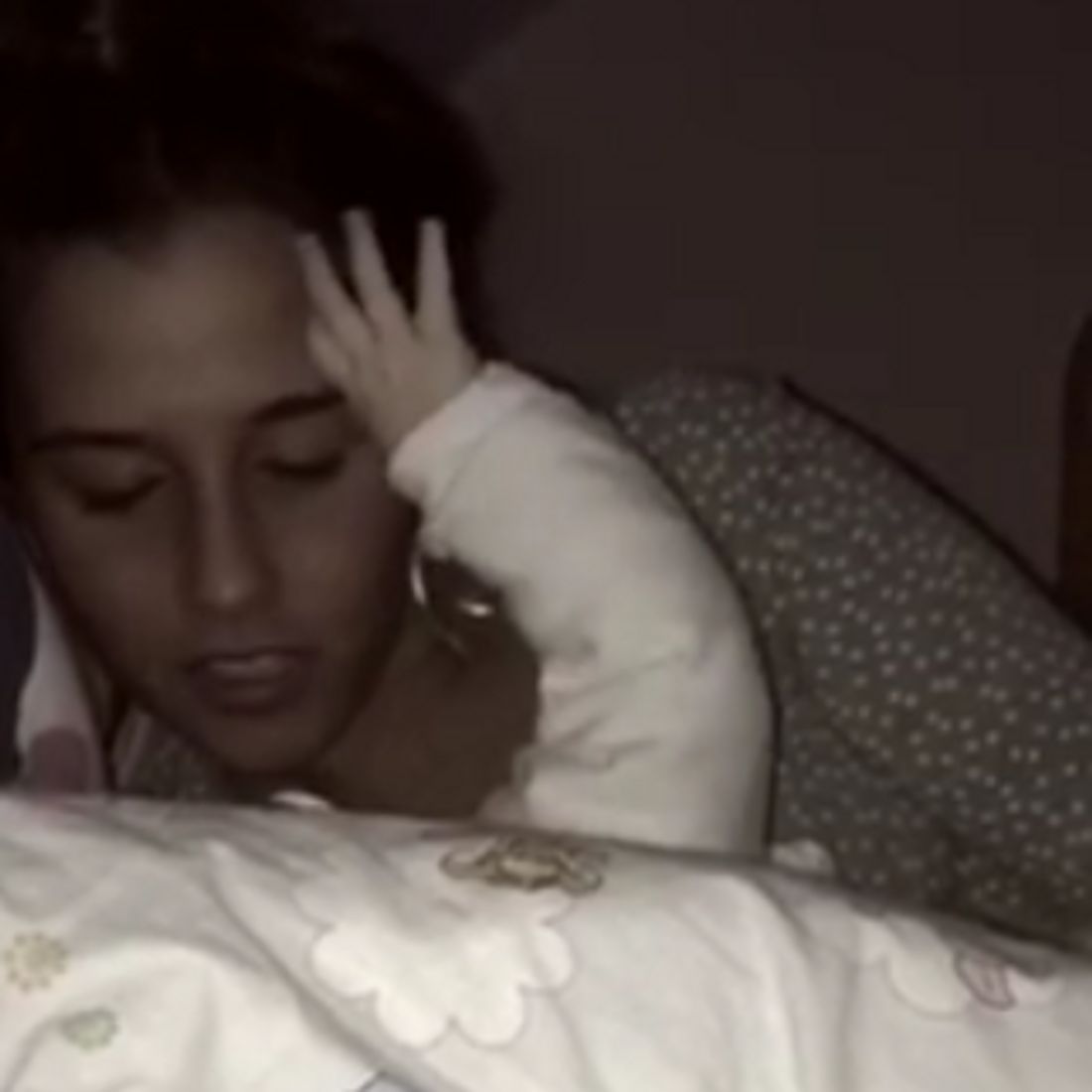 Sarah kuschelt Alessio in den Schlaf