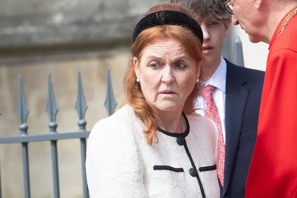 Sarah Ferguson blickt nach unten und sieht besorgt aus.