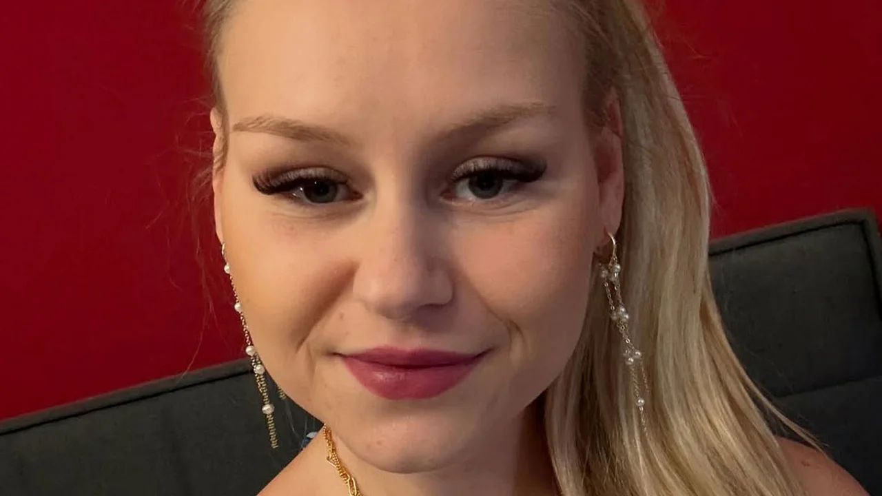 sarah-jane-wollny-calvin-kleinen-fans-reagieren Sarah-Jane Wollny schaut in die Kamera und lächelt leicht. - Foto: Instagram/ Sarah-Jane Wollny