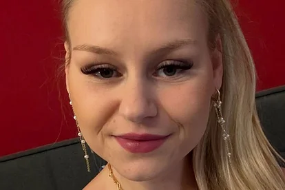 Sarah Jane Wollny schaut in die Kamera und lächelt leicht.