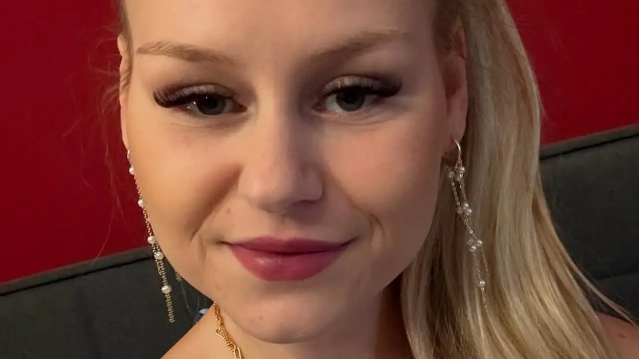 Sarah-Jane Wollny: Streit mit Calantha? Sarah-Jane Wollny schaut ernst in die Kamera - Foto: Instagram.com/sarah_jane_wollny/
