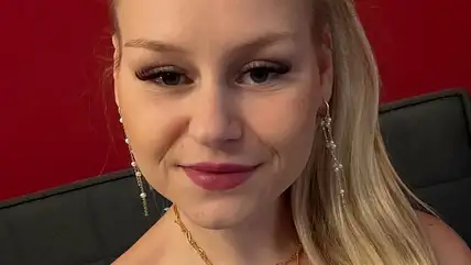 Sarah-Jane Wollny schaut ernst in die Kamera