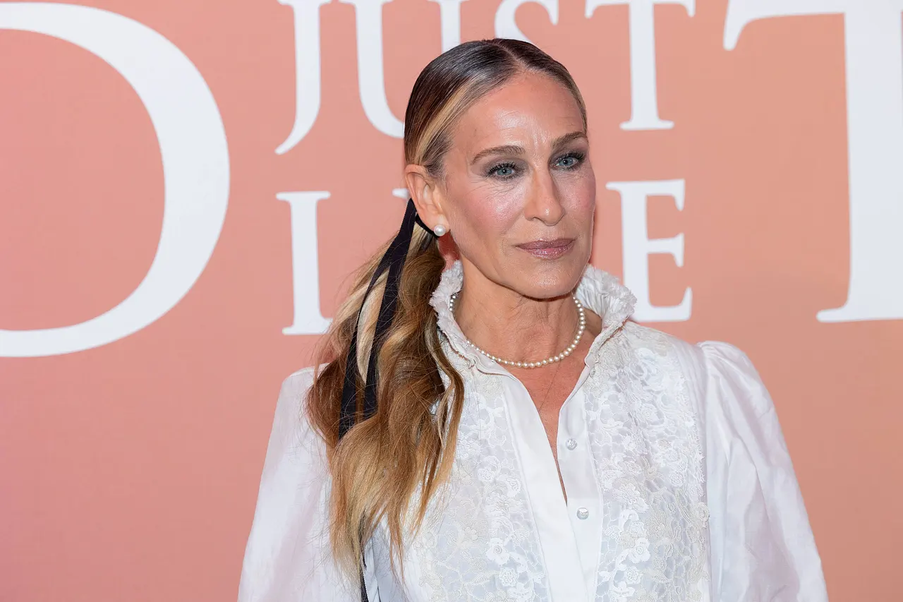 Sarah Jessica Parker posiert mit ernster Miene für die Kameras. Ihre Serie kommt bei den Zuschauern derzeit gar nicht gut an.