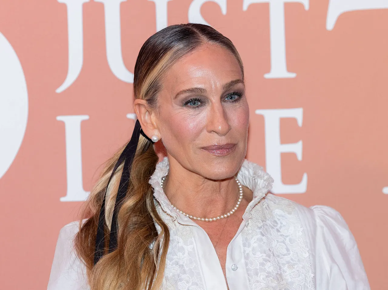sarah-jessica-parker-and-just-like-that-imago820890449 Sarah Jessica Parker posiert mit ernster Miene für die Kameras. Ihre Serie kommt bei den Zuschauern derzeit gar nicht gut an. - Foto: IMAGO / Starface