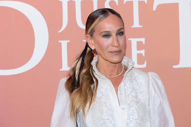 Sarah Jessica Parker posiert mit ernster Miene für die Kameras. Ihre Serie kommt bei den Zuschauern derzeit gar nicht gut an.
