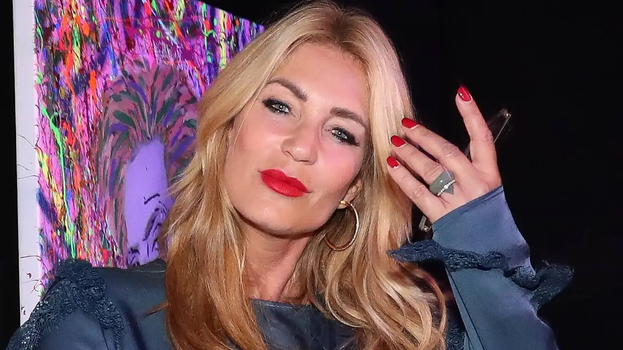 Sarah Kern erlebt in ihrem Leben viele Höhe und Tiefen. Promi Sarah Kern schaut verführerisch und geschminkt auf einer Show in die Kamera. - Foto: IMAGO / localpic