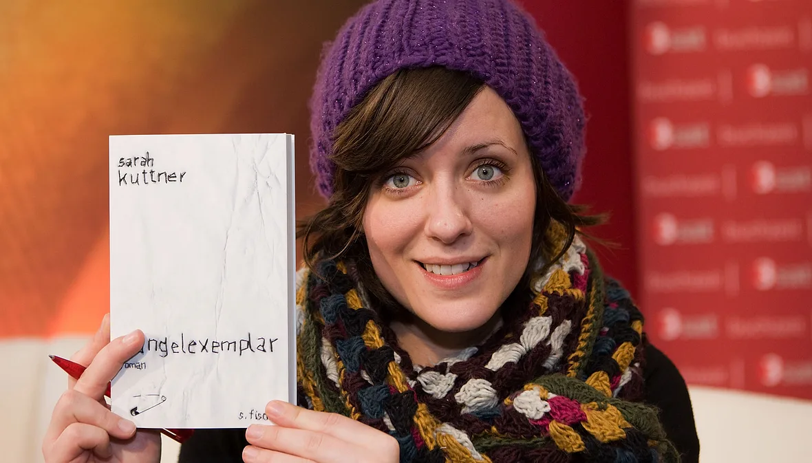 Sarah Kuttner mit ihrem Buch "Mängelexemplar" Sarah Kuttner mit ihrem Buch "Mängelexemplar"