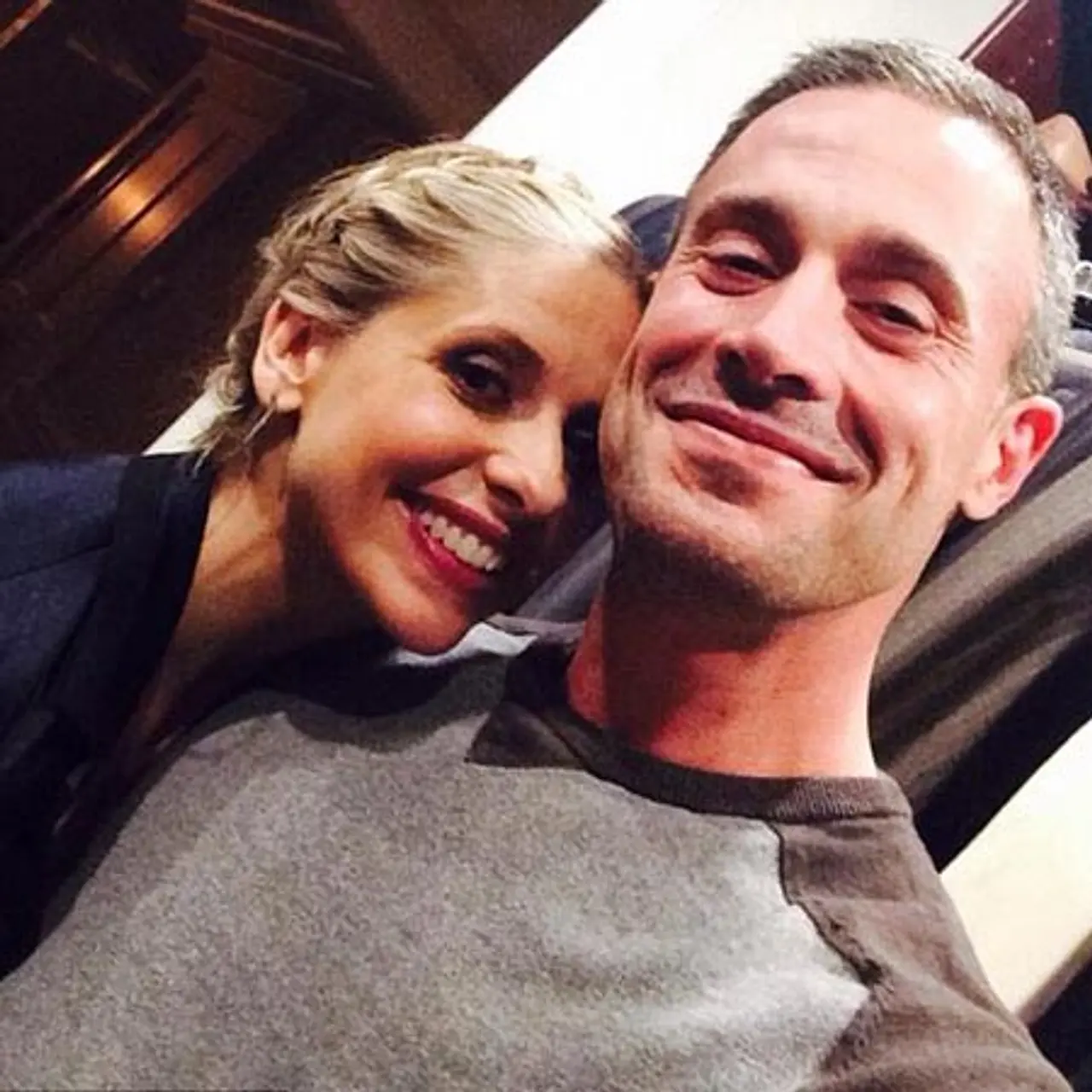 Grins: Sarah Michelle Gellar und Freddie Prinze Jr. auf ihrem ersten Selfie. Grins: Sarah Michelle Gellar und Freddie Prinze Jr. auf ihrem ersten Selfie. - Foto: Twitter