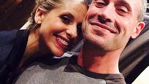 Grins: Sarah Michelle Gellar und Freddie Prinze Jr. auf ihrem ersten Selfie. - Foto: Twitter