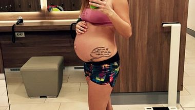 Sarah Engels zeigt ihren wachsenden Babybauch - Foto: Facebook/ Sarah Engels