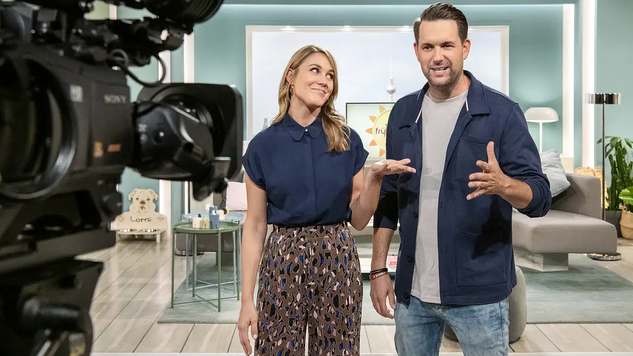 "Sat.1-Frühstücksfernsehen" am Samstag Alina Merkau (l.); Matthias Killing (r.) beim Frühstücksfernsehen-Dreh - Foto: Sat.1