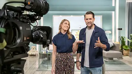 Alina Merkau (l.); Matthias Killing (r.) beim "Frühstücksfernsehen"-Dreh