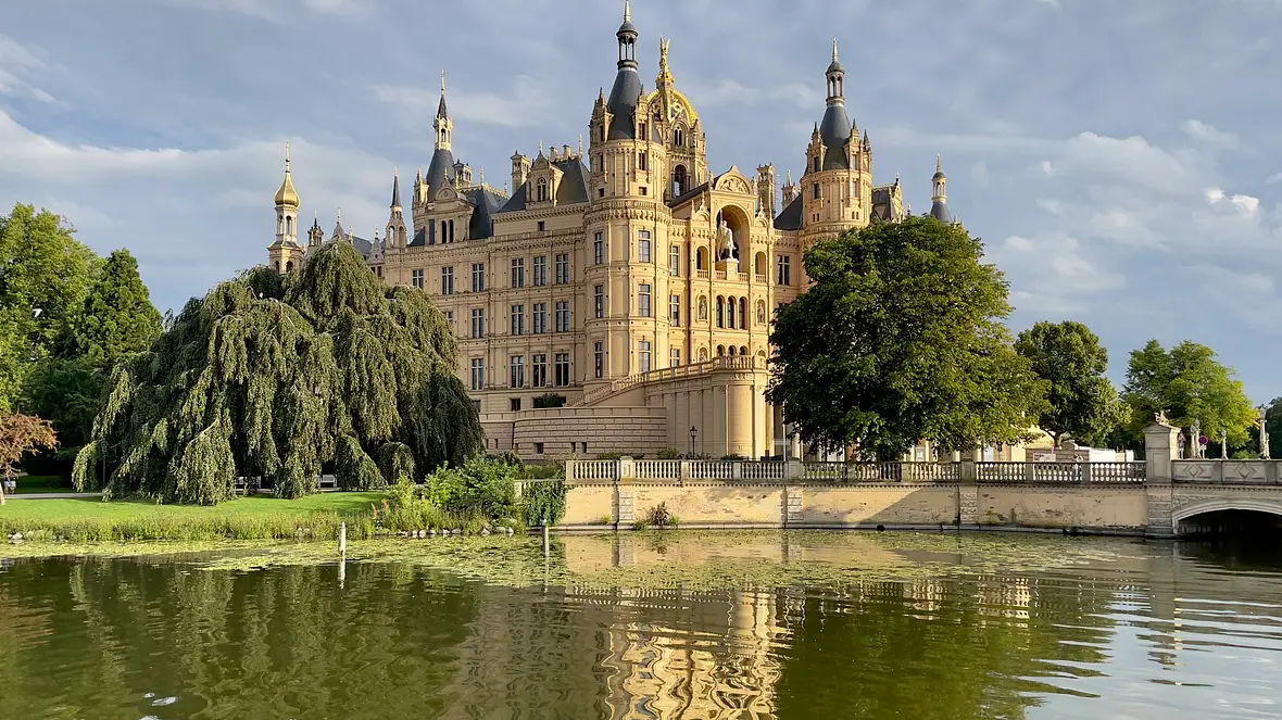 Blick aufs Schloss Schwerin mit Brücke Blick aufs Schloss Schwerin mit Brücke