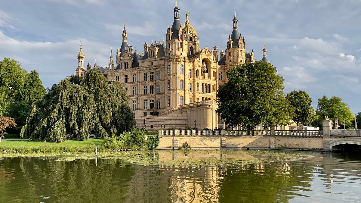 Blick aufs Schloss Schwerin mit Brücke