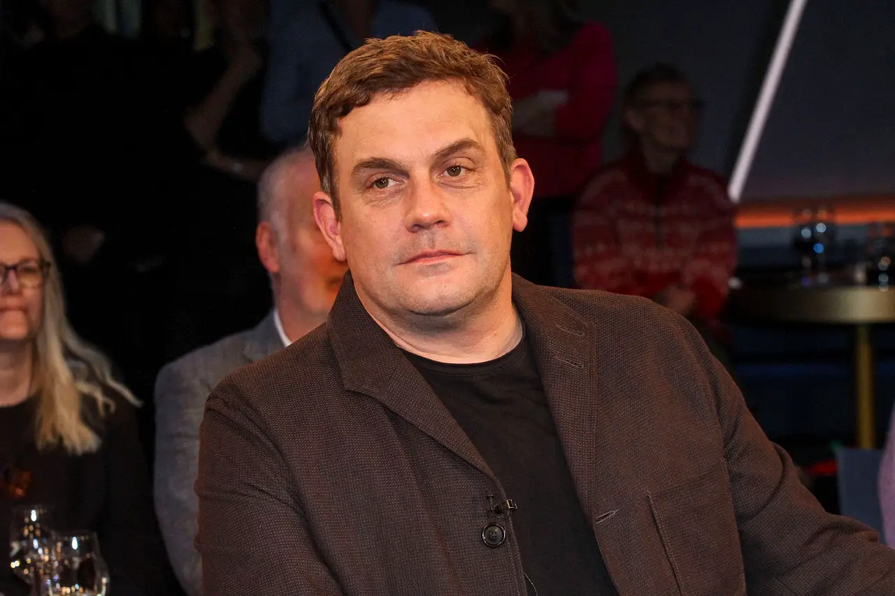 sebastian-bezzel-drama-neukaltenkirchen-imago803770214 Sebastian Bezzel sitzt und schaut ernst in die Ferne. - Foto: IMAGO / BREUEL-BILD