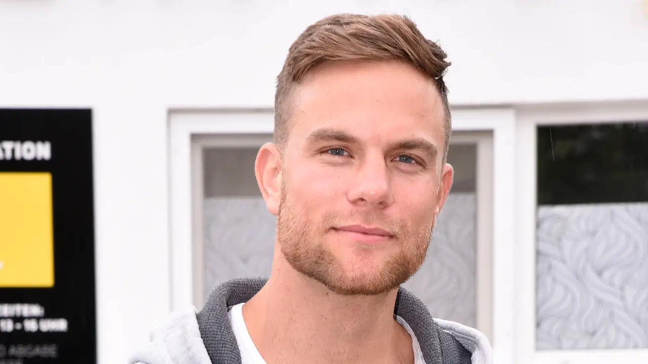 Sebastian Preuss Sebastian Preuss �bergibt den Tierpflegern des Tierheims M�nchen zum Dank f�r ihren Einsatz w�hrend der Corona-Pandemie - Foto: IMAGO / Future Image