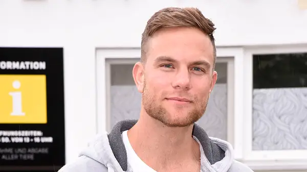 Sebastian Preuss �bergibt den Tierpflegern des Tierheims M�nchen zum Dank f�r ihren Einsatz w�hrend der Corona-Pandemie