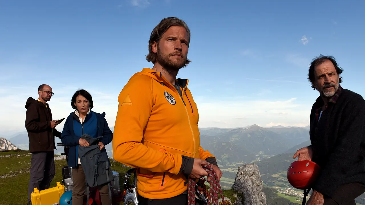 Die Bergretter Markus (Sebastian Ströbel, 2.v.r.) Tabea Gollini (Anke Sevenich, 2.v.l.) und Yasin Bardak (Roman Blumenschein, l.) Die Bergretter Markus (Sebastian Ströbel, 2.v.r.) Tabea Gollini (Anke Sevenich, 2.v.l.) und Yasin Bardak (Roman Blumenschein, l.) - Foto: ZDF