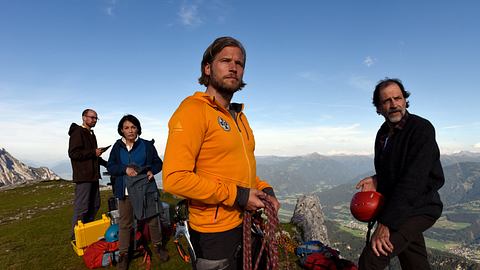 Die Bergretter Markus (Sebastian Ströbel, 2.v.r.) Tabea Gollini (Anke Sevenich, 2.v.l.) und Yasin Bardak (Roman Blumenschein, l.)  - Foto: ZDF