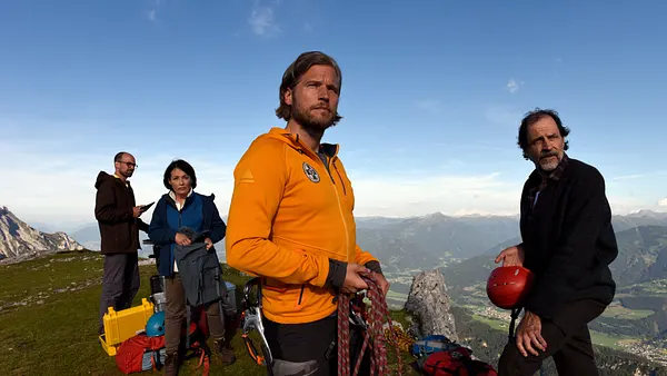 Die Bergretter Markus (Sebastian Ströbel, 2.v.r.) Tabea Gollini (Anke Sevenich, 2.v.l.) und Yasin Bardak (Roman Blumenschein, l.)