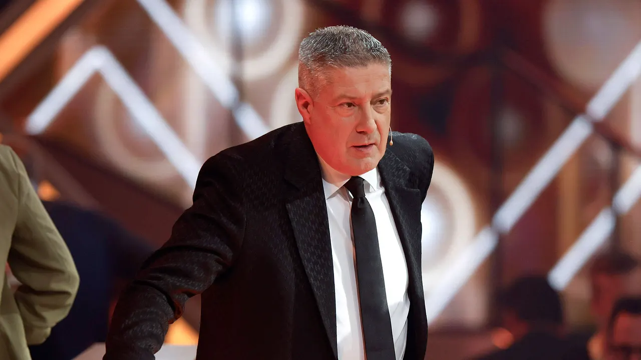Sein Geheimnis ist gelüftet: So bewertet Joachim Llambi! Joachim Llambi lehnt sich während der Show lets Dance an, er trägt einen schwarzen Anzug und schaut seitlich - Foto: IMAGO / Future Image