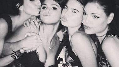 Selena Gomez lässt tief blicken - Foto: instagram.com/selenagomez